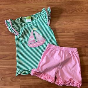Knit shorts set with appliqué sailboat